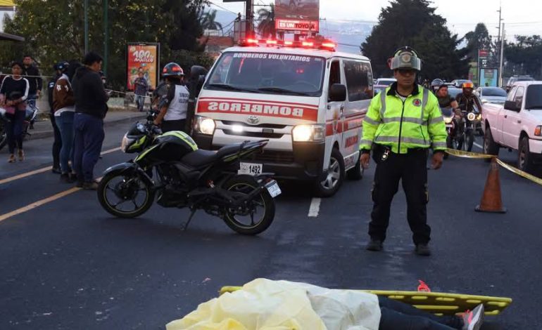Motorista se accidente. Acompañante muere en Calzada Roosevelt.
