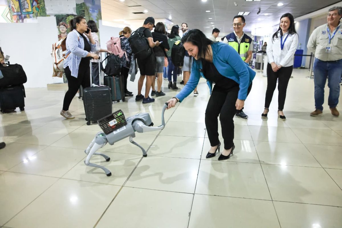 ¡UN ROBOT EN EL AEROPUERTO LA AURORA!