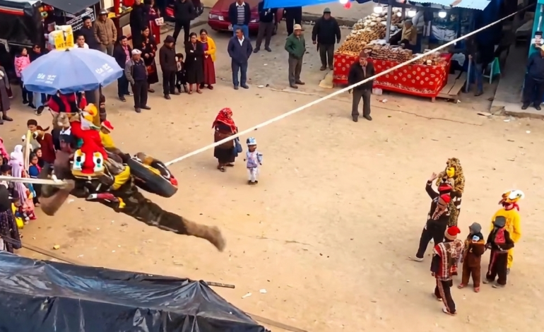 ¡SUSTO EN HUITÁN! Bailarín cae durante la «Danza de los Monos»