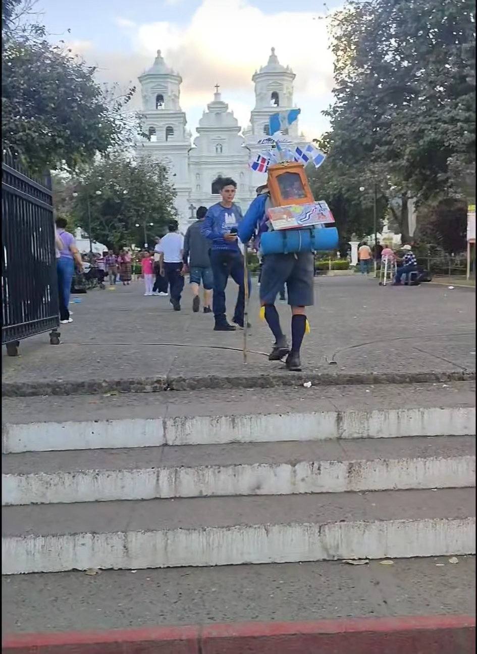 Edwin Chavarría: El peregrino scout que unió a Centroamérica a pie regresa triunfal a Esquipulas