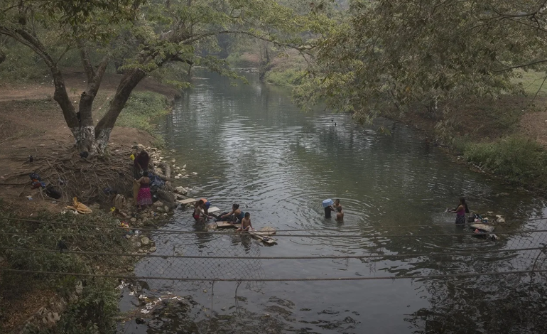 MARN denuncia contaminación por derrame de petróleo en río de Chisec, Alta Verapaz