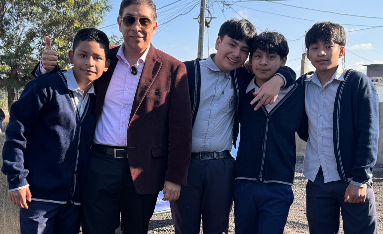 Histórico: Ciudad Vieja entrega más de 600 computadoras a estudiantes de sexto primaria.