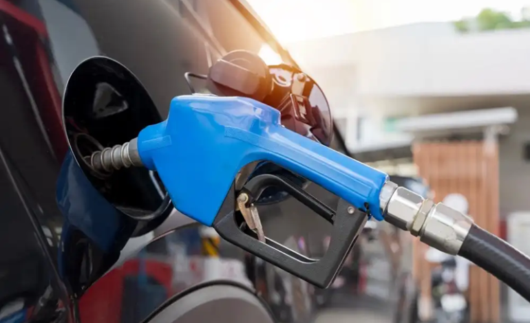 ¡Precios estancados! La rebaja prometida no llega a las gasolineras.