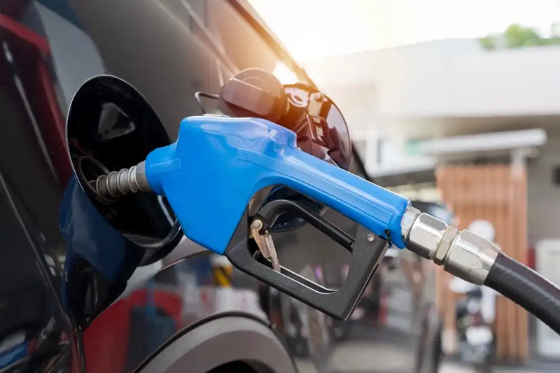 ¡Precios estancados! La rebaja prometida no llega a las gasolineras.