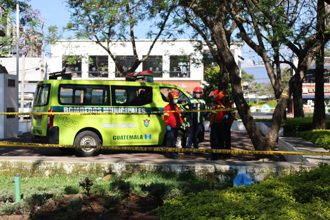 Hallan cuerpo sin vida en pleno arriate de la avenida Las Américas