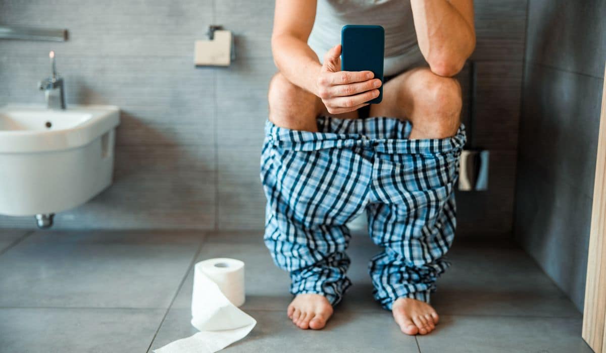¿Te llevas el celular al baño? Este hábito común podría enviarte directo al quirófano.
