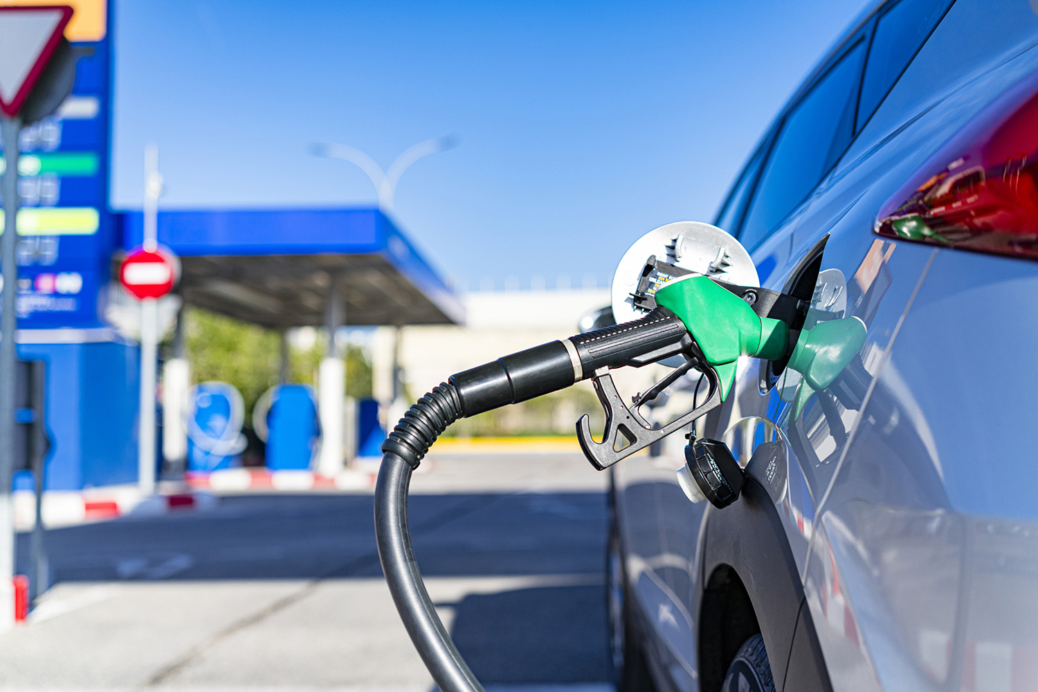 ¡Respiro al bolsillo! Precios de combustibles registran importante baja este martes.