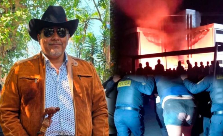 INCENDIAN EDIFICIO MUNICIPAL CON ALCALDE ADENTRO